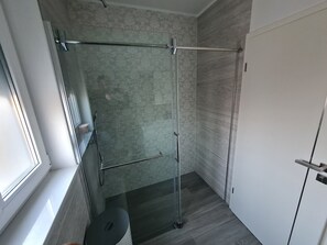 Douche, sèche-cheveux, serviettes fournies, papier toilette