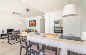 Réfrigérateur, four à micro-ondes, un four, surface de cuisson