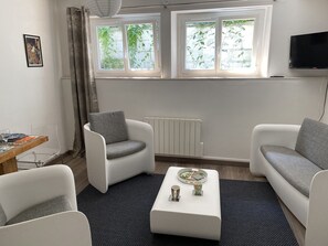 TV - Comfortable apartment, 5 minutes' walk from the historic center (Dinan)