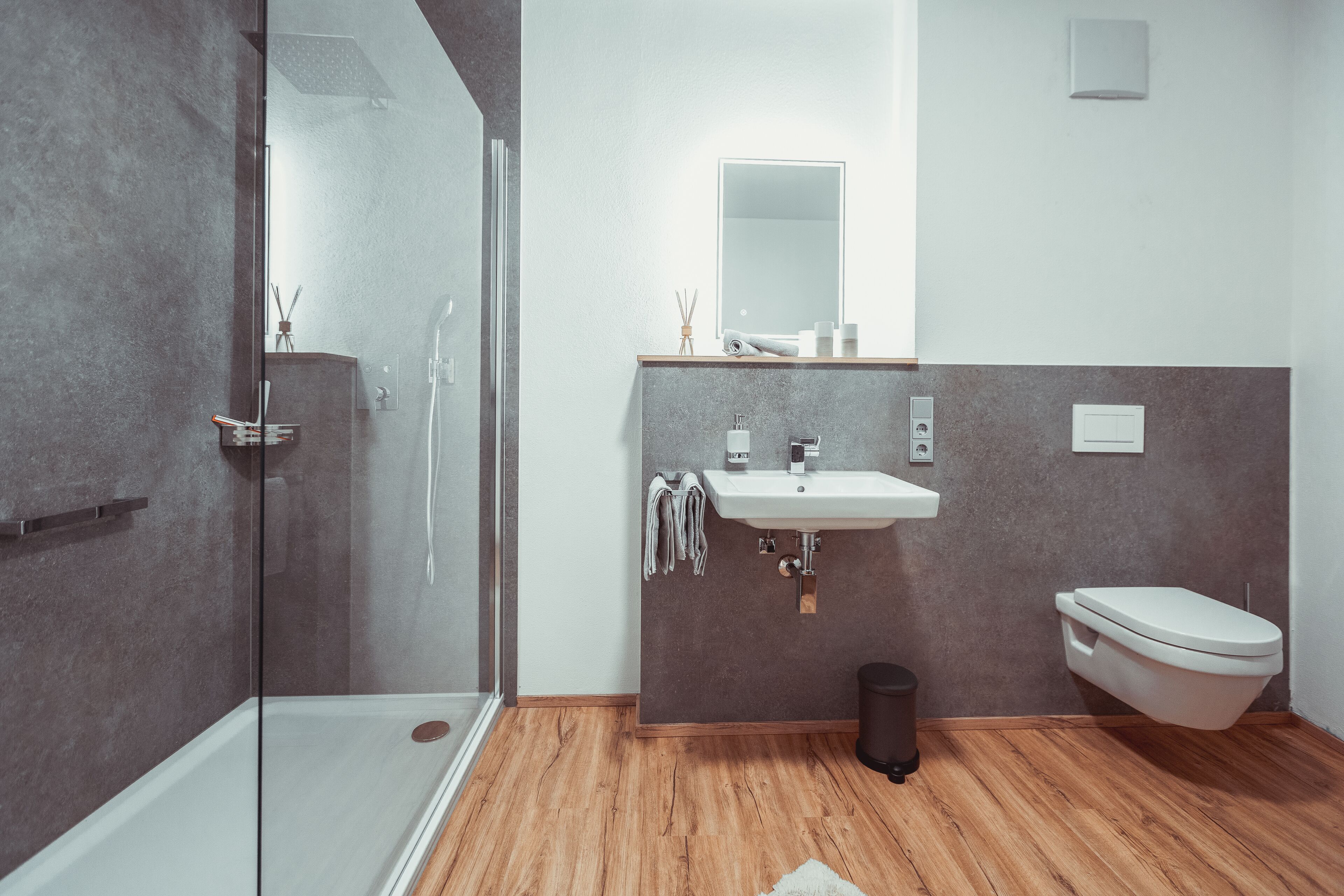 Een douche, een haardroger, handdoeken, zeep