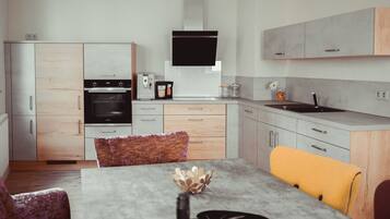 Fridge, oven, stovetop, dishwasher