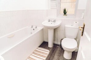 Combined shower/tub - Comfortable Colchester Home (Colchester)