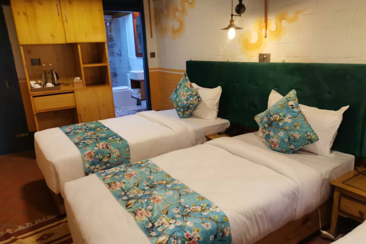 Habitación Deluxe | Tabla de planchar con plancha, wifi gratis y ropa de cama