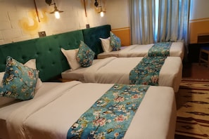 Habitación Deluxe | Tabla de planchar con plancha, wifi gratis y ropa de cama