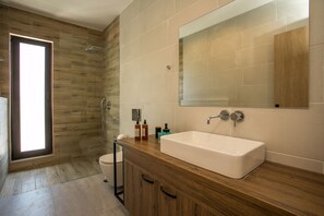 Villa, 1 habitación, piscina privada | Baño | Ducha, artículos de higiene personal gratuitos y secador de pelo