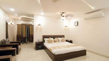 Royal-huone | Tallelokero huoneessa, äänieristys, ilmainen Wi-Fi