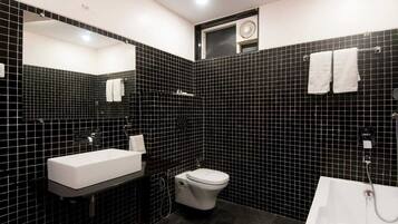 Royal Room | Bathroom | Free toiletries
