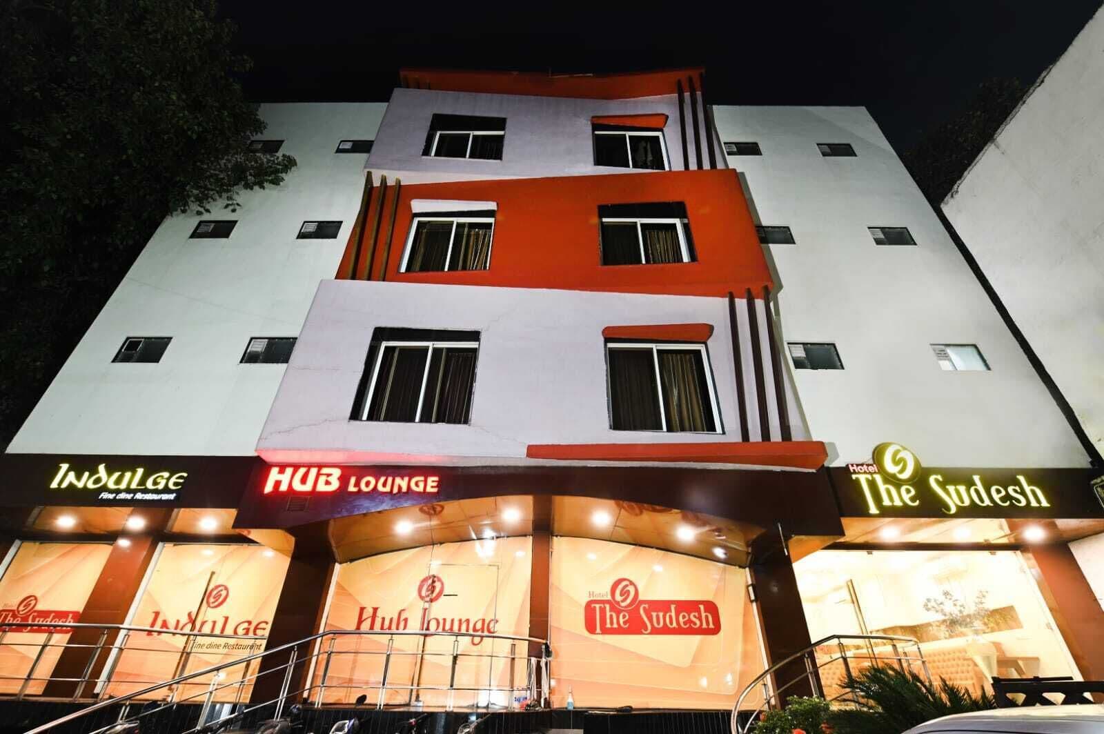 Monikerroksinen hotelli, jonka alakerrassa sijaitsevat ravintolat ja baarit nimeltä ”Indulge” ja ”Hub Lounge” sek ä toisessa kerroksessa ravintola nimeltä ”The Sudesh”.