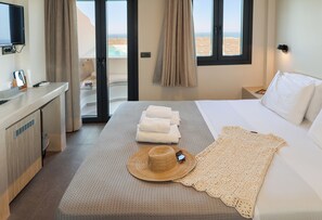 Elegant Suite Panoramic Sea View Hot Tub | Soundproofing, free WiFi, bed sheets - North Wind Luxury Suites (Santorini)