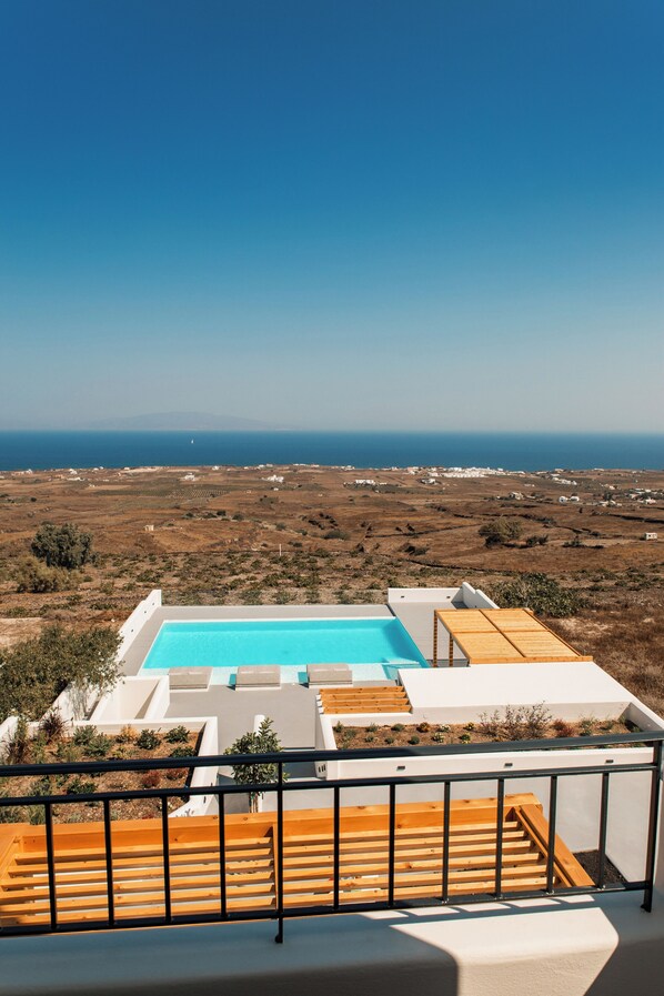 Una piscina en la azotea con vistas al mar y al paisaje circundante.