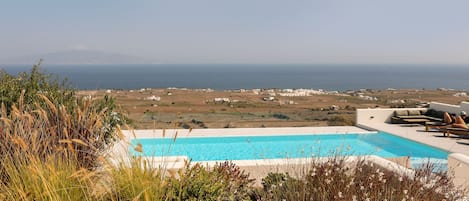 Piscine extérieure, chaises longues