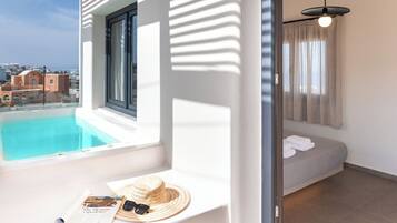 Superior Suite with City View and Outdoor Hot Tub | Soundproofing, free WiFi, bed sheets