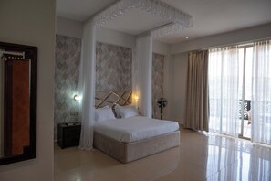 Dobbeltrom – deluxe | Sengetøy av topp kvalitet, individuelt innredet og skrivebord