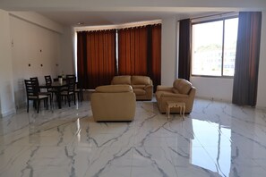 Luksus-studiosuite | Sengetøy av topp kvalitet, individuelt innredet og skrivebord