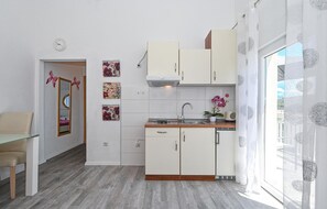 Réfrigérateur, four, plaque de cuisson, cafetière/bouilloire