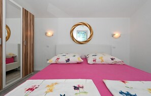 1 bedroom, free WiFi, bed sheets - Amazing apartment in Okrug Gornji (Okrug Gornji)