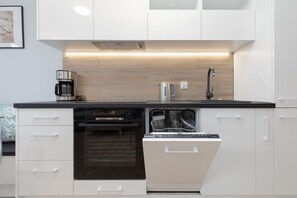 Fridge, oven, stovetop, dishwasher