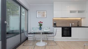 Fridge, oven, stovetop, dishwasher