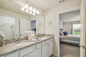 5 bedrooms, WiFi, bed sheets