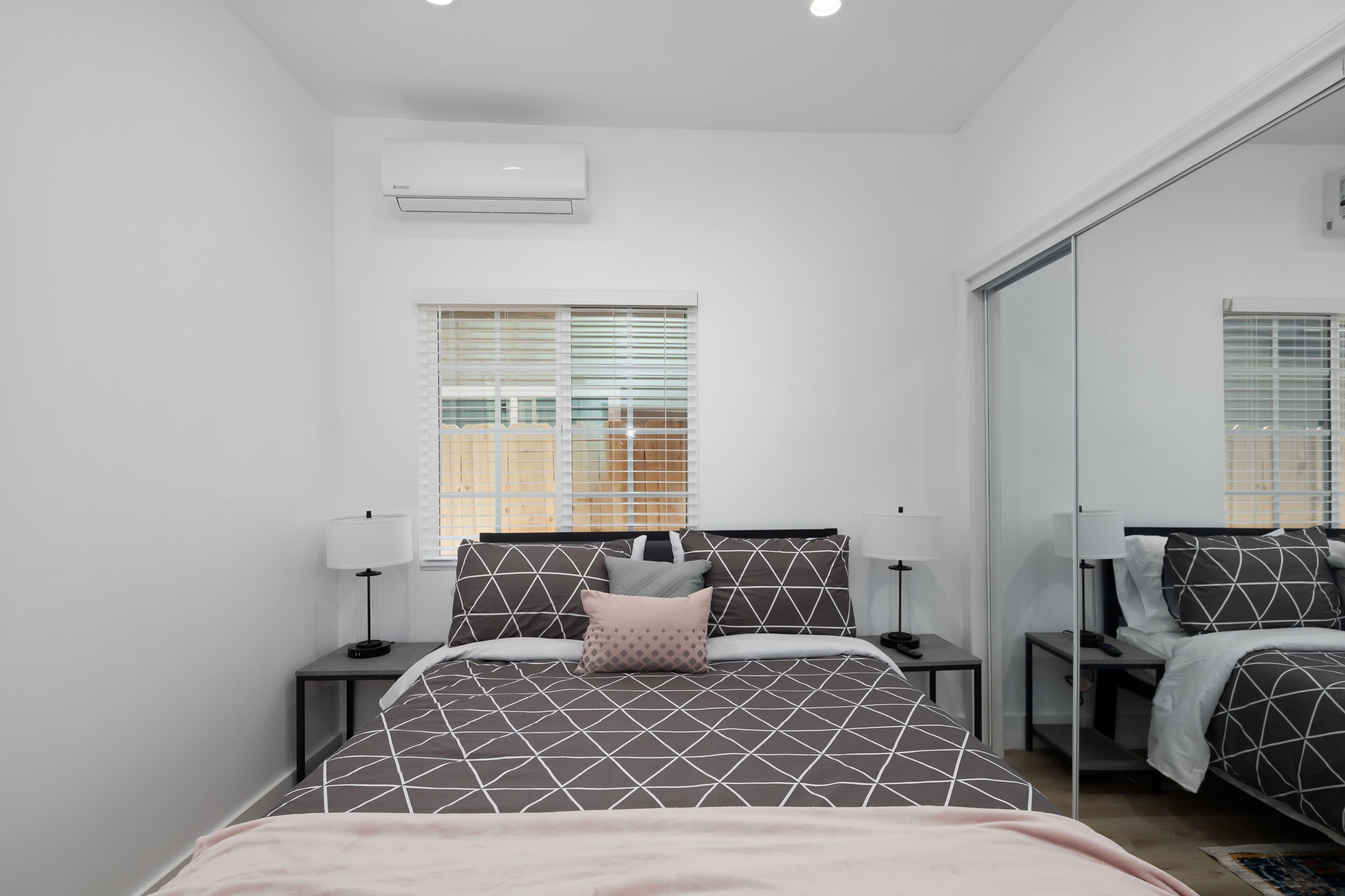 1 habitación, tabla de planchar con plancha, wifi gratis y ropa de cama 