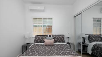 1 habitación, tabla de planchar con plancha, wifi gratis y ropa de cama