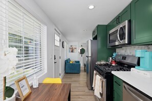 Geladeira, micro-ondas, fogão, cooktop