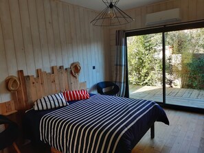 4 habitaciones, escritorio y tabla de planchar con plancha 