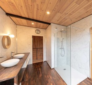 Baignoire, sĂšche-cheveux, serviettes fournies, papier toilette