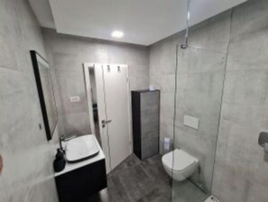 Dusj, hårføner, håndklær og toalettpapir