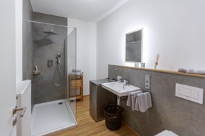 Dusche, Haartrockner, Handtücher, Seife