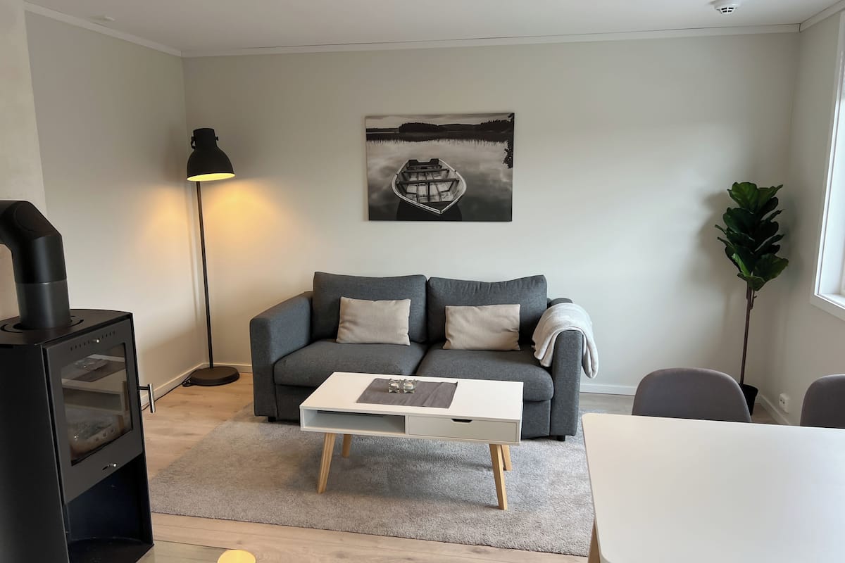 Premium Apartment | Premium bedding, down duvets, pillow-top beds, individually decorated