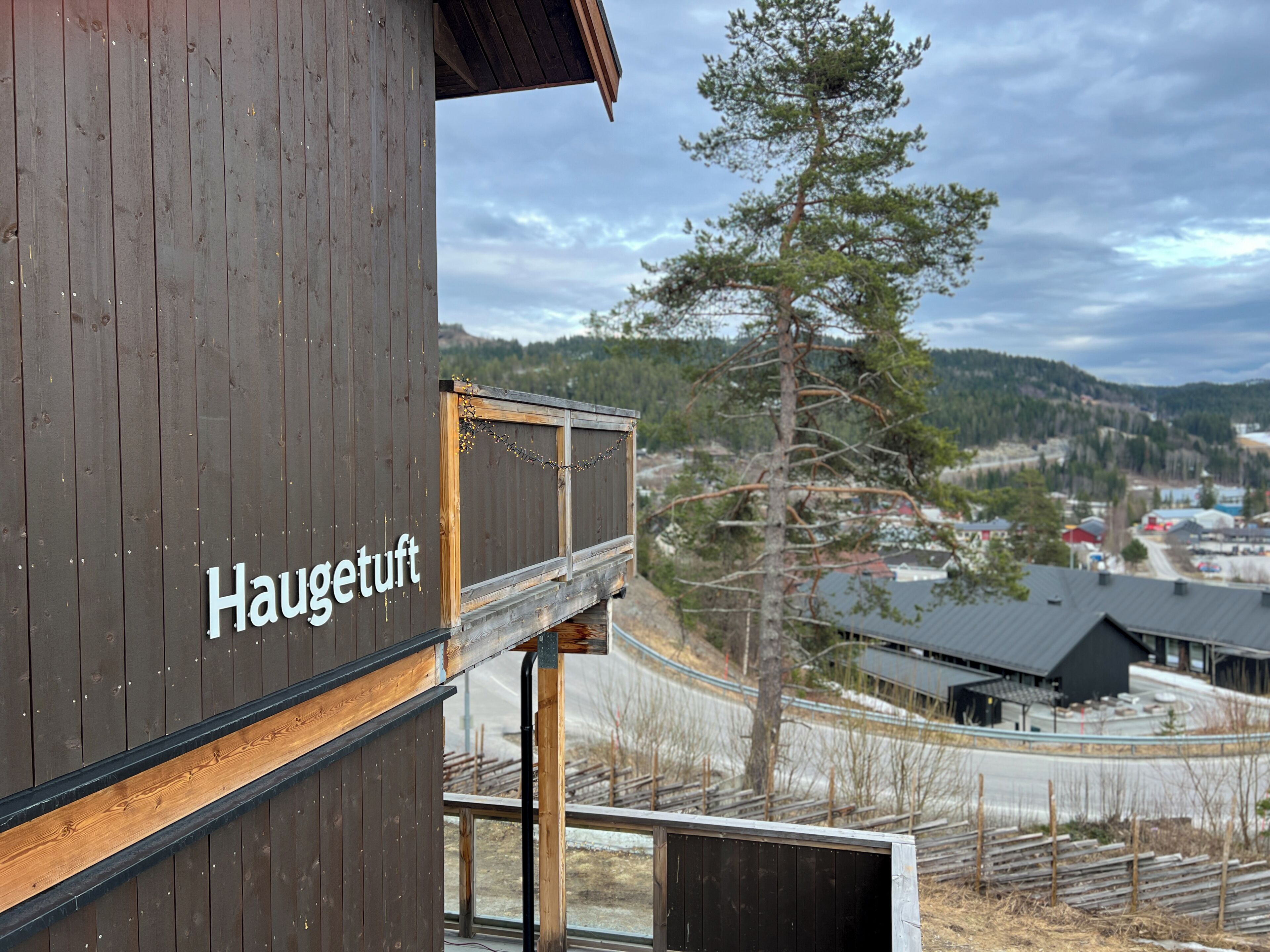 A wooden building with a sign reading 'Haugetuft.'