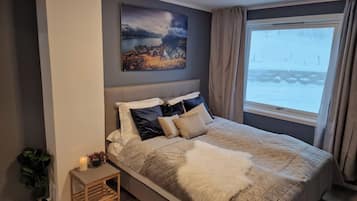 Apartment | Premium bedding, down comforters, pillowtop beds, individually decorated