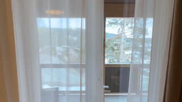 Grand Apartment | Premium bedding, down comforters, pillowtop beds, individually decorated