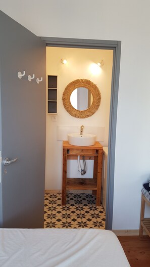 3 bedrooms, desk, iron/ironing board, travel cot