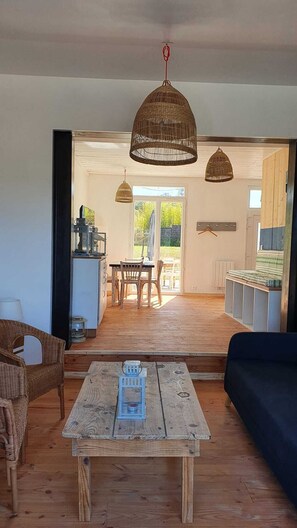 Smart TV, books, stereo, computer monitors - Your terrace overlooking the sea between Finistère and the Pink Granite Coast (Plouezoc'h)