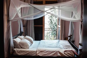 18 Schlafzimmer, Schreibtisch, Bügeleisen/Bügelbrett, Reisekinderbett