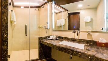 Kamar Double Deluks, 1 Tempat Tidur Double, Bebas Asap Rokok, pemandangan kota | Kamar mandi | Shower, perlengkapan mandi gratis, pengering rambut, dan handuk