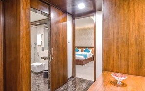 Camera familiare | Minibar, una cassaforte in camera, postazione laptop, tende oscuranti