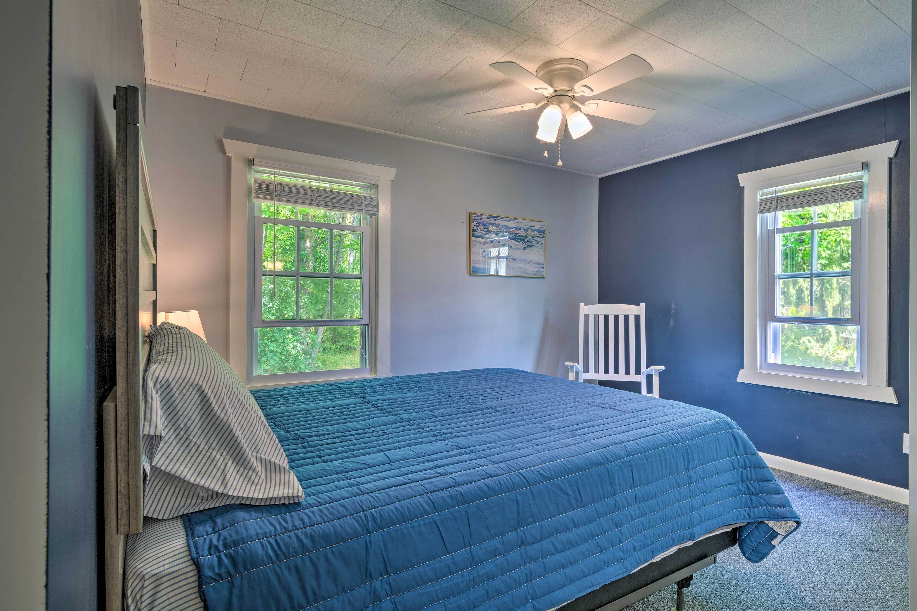 2 bedrooms, desk, iron/ironing board, internet