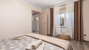 3 habitaciones, tabla de planchar con plancha y cuna de viaje
