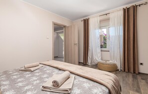 3 bedrooms, iron/ironing board, travel crib, free WiFi