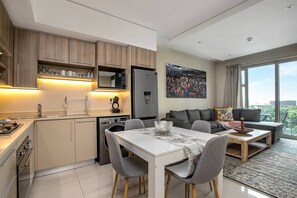 Appartement classique | Cuisine privée | Réfrigérateur, four à micro-ondes, un four, surface de cuisson