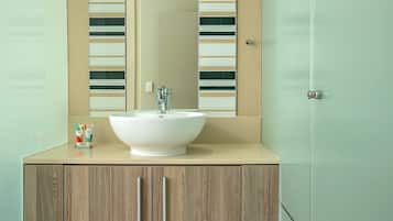 Classic Apartment | Bathroom | Shower, hair dryer, towels