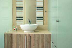 Ducha, secador de pelo, toallas