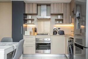 Apartamento clásico | Cocina privada | Frigorífico, microondas, horno y placa de cocina