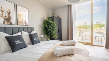 Espacio para trabajar con laptop, wifi gratis y ropa de cama