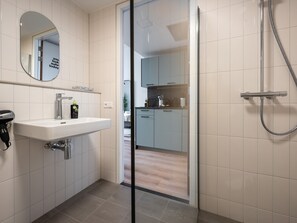 Suite with Balcony | Bathroom | Free toiletries, hair dryer, towels, soap - Limehome Eindhoven Gashouder (Eindhoven)