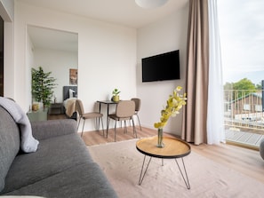 Suite with Sofa Bed & Balcony | Area soggiorno | Smart TV