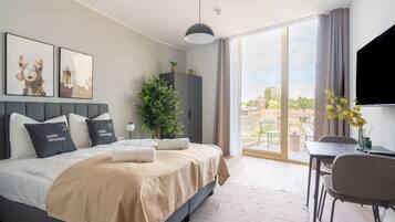 Suite with Balcony | Espacio para trabajar con un portátil, wifi gratis, ropa de cama